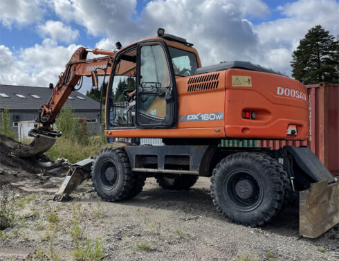   Mellan vecka 27 (första veckan i juli) och onsdagen den 16 augusti 2023, stals en orange hjulburen grävmaskin, Doosan DX160W, årsmodell 2007, serienummer DWBHEDD0C70050090 på Byggmästargatan i Tierp. Bilden visar den stulna grävmaskinen som uppskattas vara värd cirka 500 000 kronor. Foto: Larmtjänst.